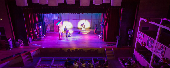 湯守座では月替わりで全国から人気の一座を招いてお芝居と舞踊・歌謡ショーの三部構成にて大衆演劇を楽しめます。