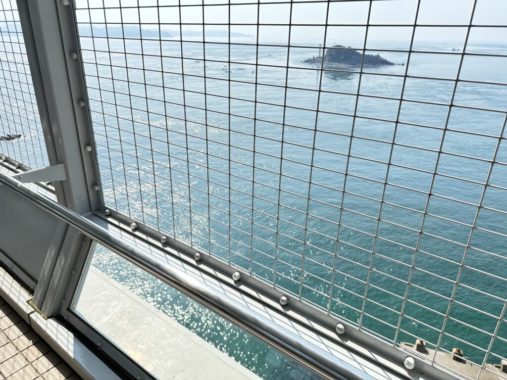 徳島県　大鳴門橋遊歩道渦の道　網構造　フェンス　潮風