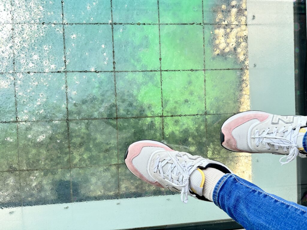 徳島県　大鳴門橋遊歩道渦の道　ガラス張りの床　スリル