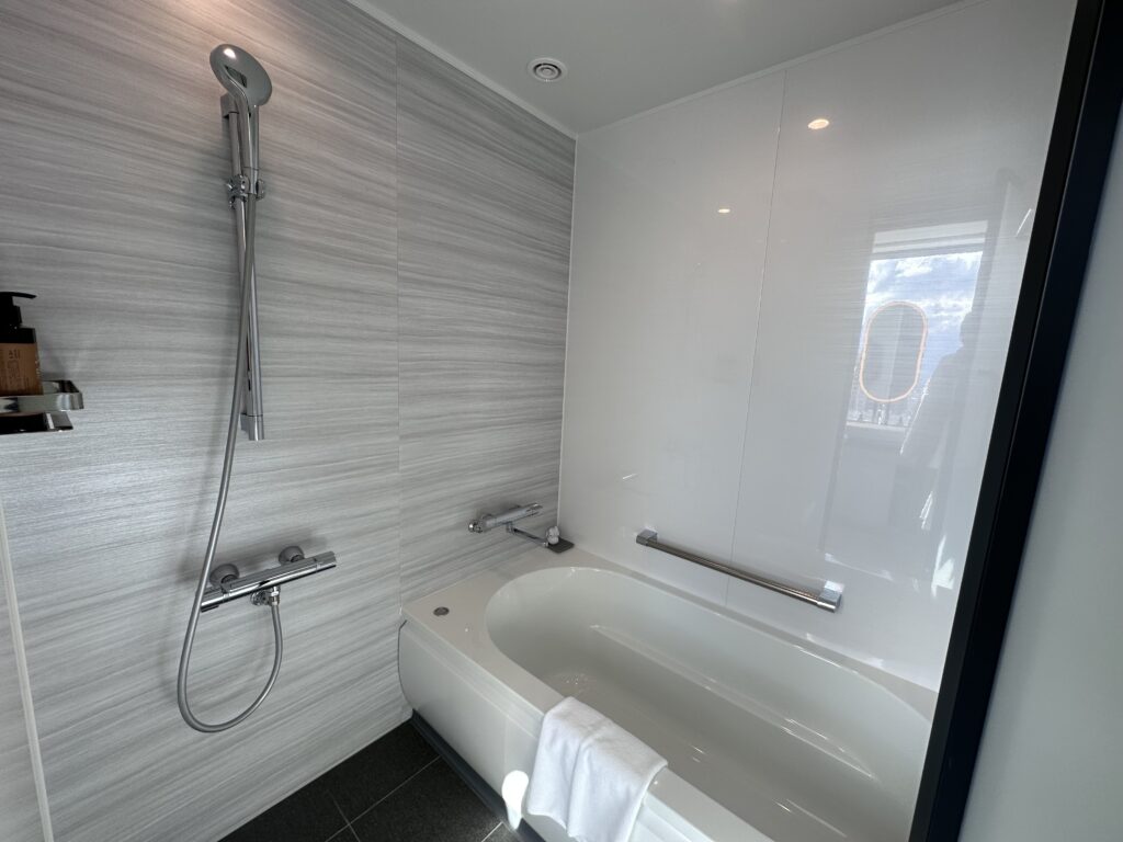 センタラグランドホテル大阪　宿泊記　客室　洗い場付浴室　お風呂　レインシャワー