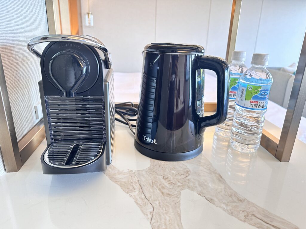 鳥羽国際ホテル　客室　オーシャンビュースイート・クラブ　コーヒーメーカー　湯沸かしポット　お水