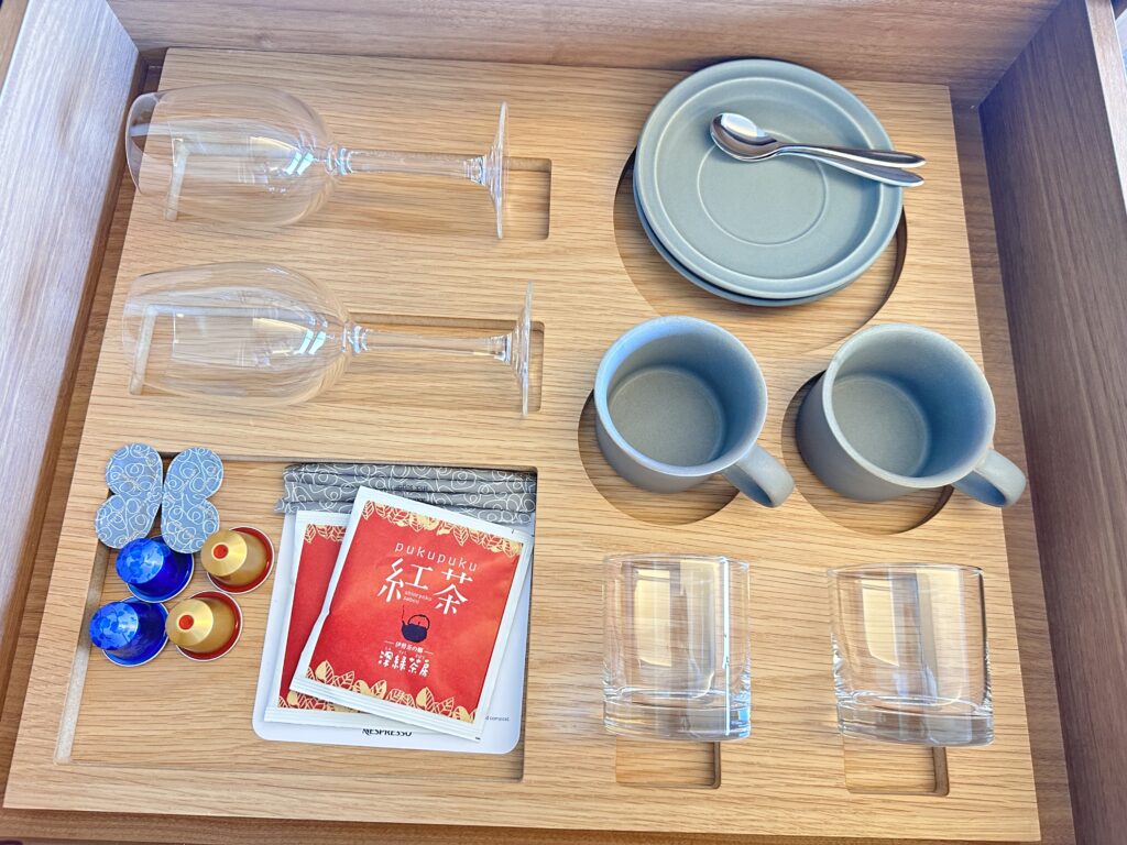 鳥羽国際ホテル　客室　オーシャンビュースイート・クラブ　紅茶　お茶　グラス