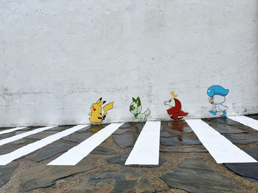 志摩スペイン村　パルケエスパーニャ　ポケモンコラボ　ポケモン課外授業in志摩スペイン村　ピカチュウ　ホゲータ・クワッス　ニャオハ　横断歩行