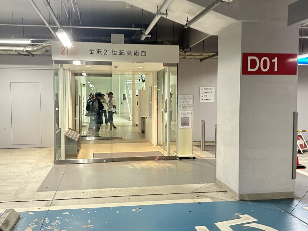 金沢市役所・美術館駐車場