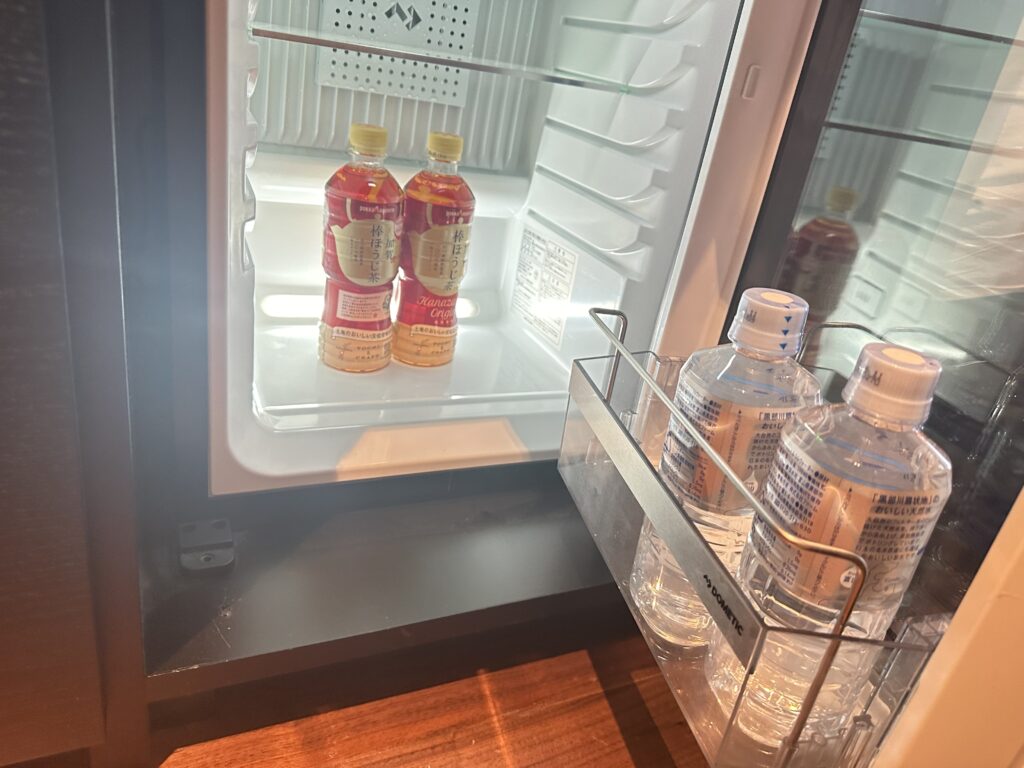 ザホテル山楽金沢 冷蔵庫 加賀棒茶ペットボトル お水